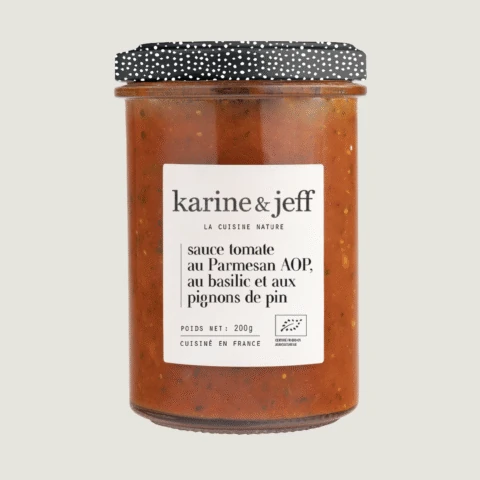 Tomatensauce mit Parmesan, Basilikum und Pinienkernen