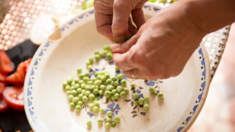 Rezeptidee: Erbsen nach Tajine-Art, Karotten, Aprikose und Schnittlauch mit Feta in Olivenöl